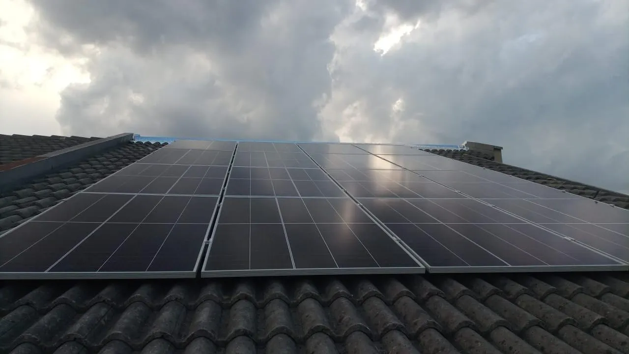 Instalação de painéis solares em telhado residencial